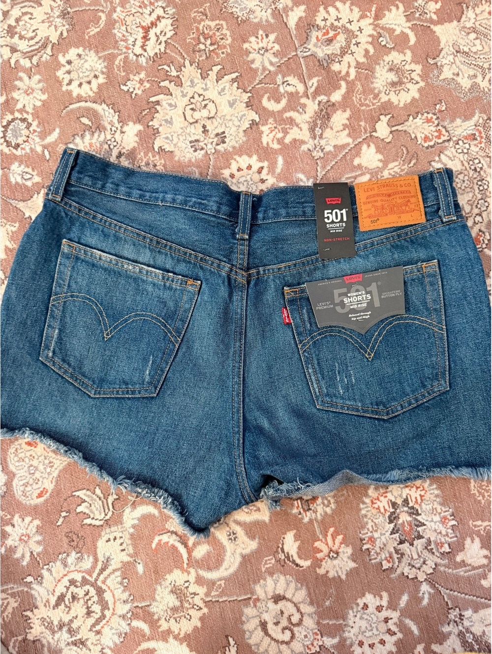 NWT Levi’s cut off shorts - Picture 3 of 7